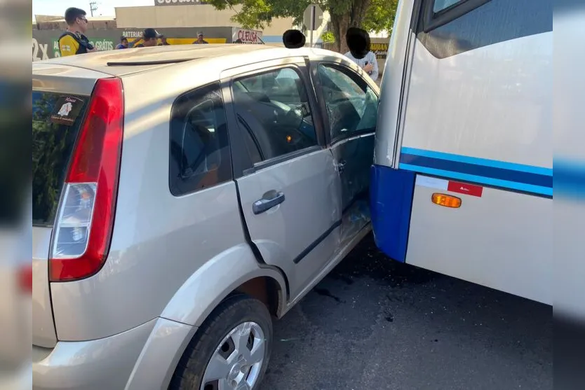 Motorista fica ferido após colidir com ônibus em Apucarana