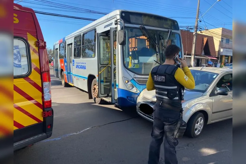 Motorista fica ferido após colidir com ônibus em Apucarana