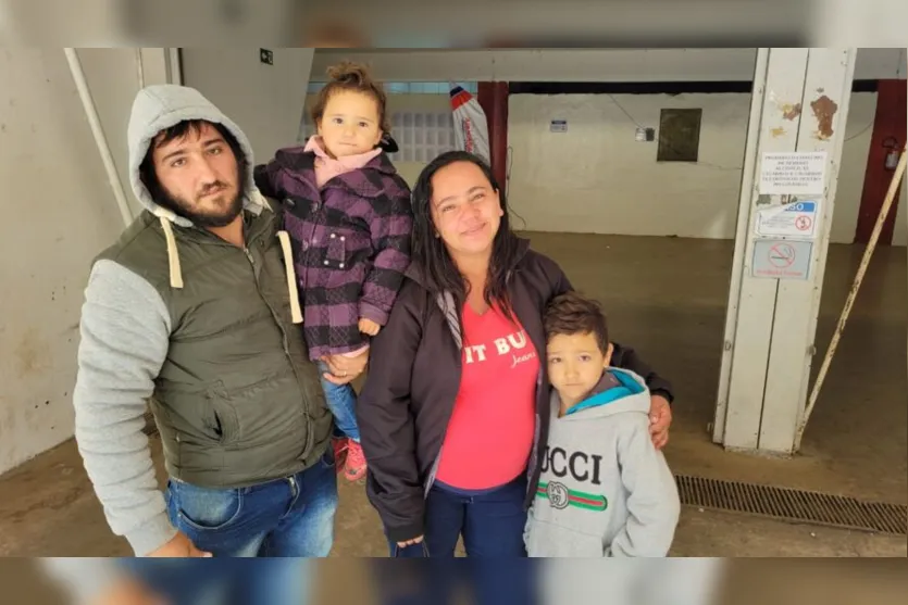  Bianca Dias Vieira, 25 anos, com o marido e os filhos, foi uma das contempladas no sorteio 