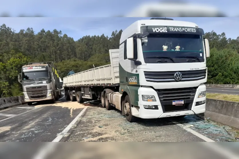 Carga de vidro de caminhão cai na pista na Serra do Cadeado