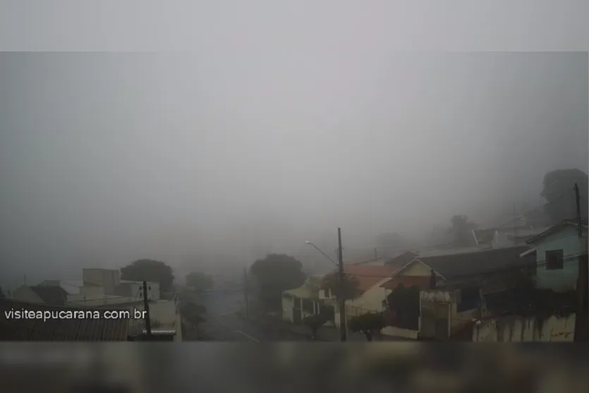 Forte neblina 'esconde' Apucarana nesta terça-feira