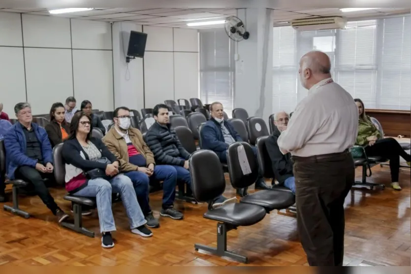  A apresentação do curso foi feita a um grupo de empresários, no salão nobre da Prefeitura, pelo consultor do Senai Mário Abraham 