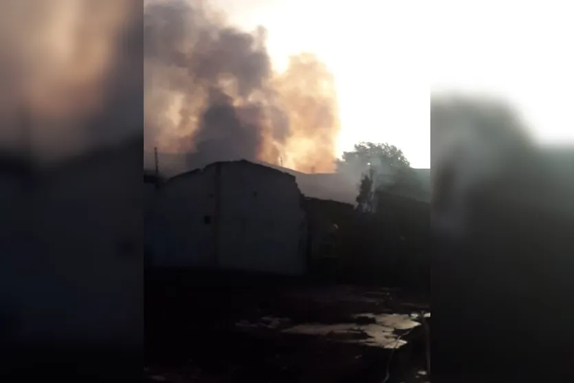  A fumaça que foi vista de longe, assustou os moradores do município 