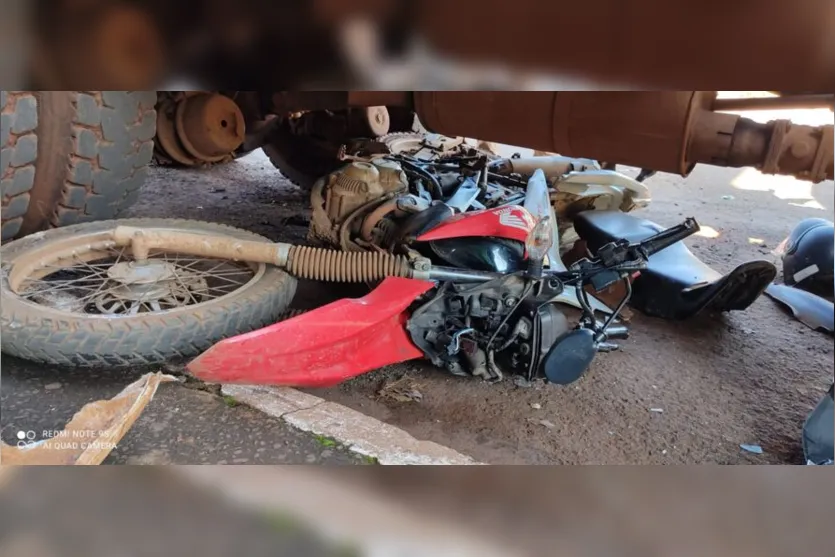  A moto ficou enroscada em baixo do caminhão e ficou destruída 
