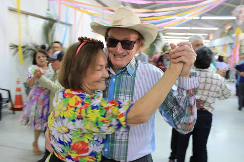 Baile da Terceira Idade: Arraiá na Estação Milene movimenta Arapongas