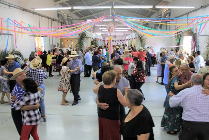 Baile da Terceira Idade: Arraiá na Estação Milene movimenta Arapongas