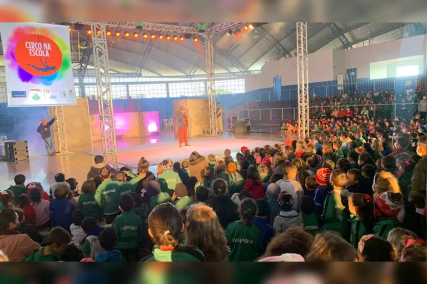 Crianças de Ivaiporã se divertem com apresentação do Circo Urbano