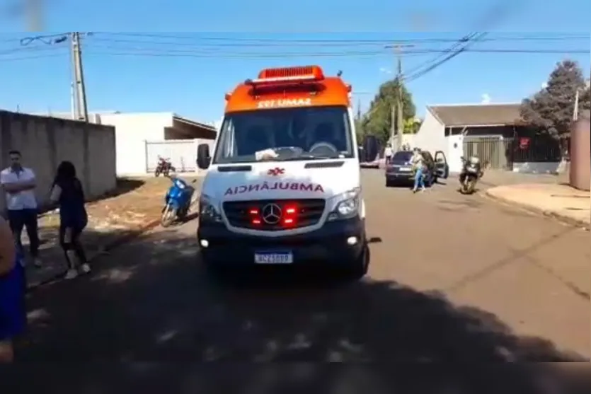 Jovem fica ferido após colisão contra árvore em Arapongas