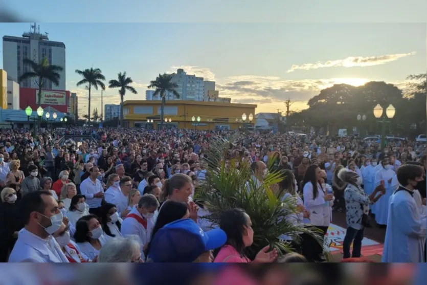 Milhares de fiéis fazem a celebração de Corpus Christi em Apucarana