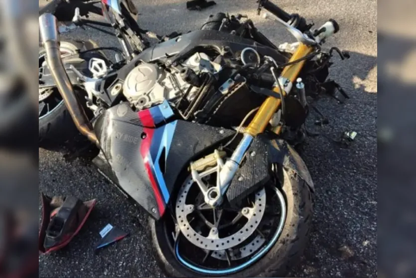  Moto BMW 1000 bateu na traseira do carro 
