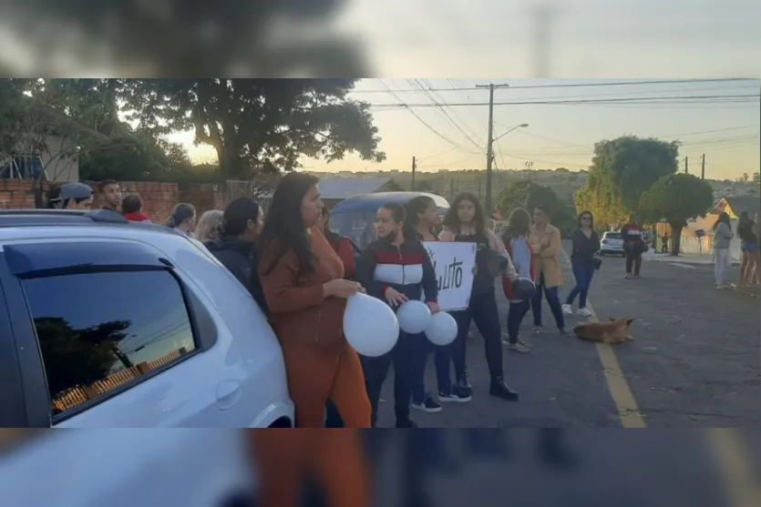 Pais protestam em frente a escola de garoto morto após briga