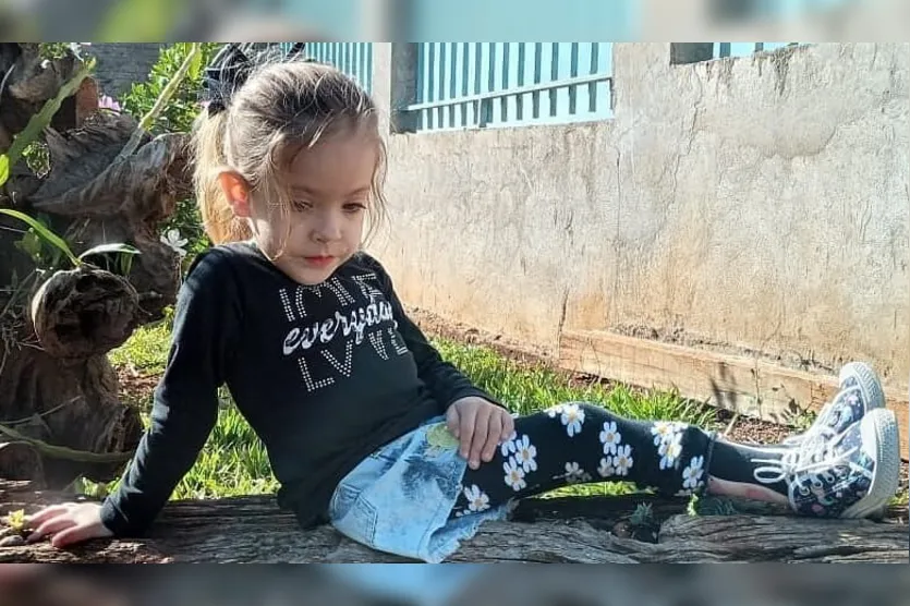  Para dar mais qualidade de vida para a filha, a família tenta um tratamento no Paraguai 