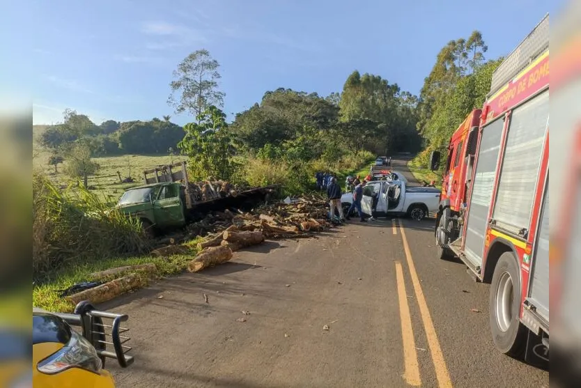  A caminhonete ficou destruída e toras de madeira ficaram espalhadas pela rodovia 