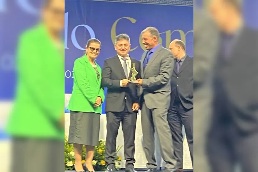  Além dos empresários, três personalidades receberam a Comenda Ordem do Mérito do Comércio do Paraná, a mais alta honraria da Fecomércio PR 