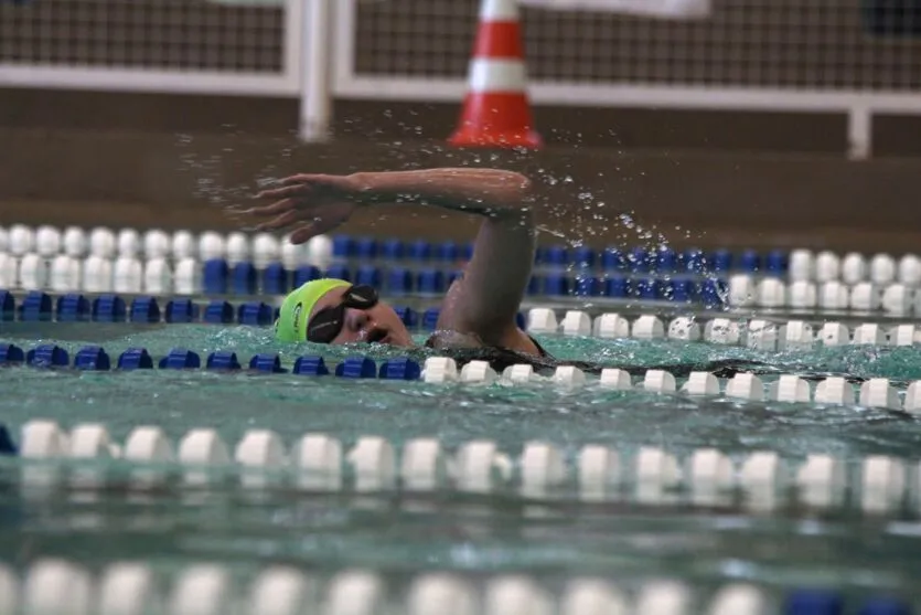 Atletismo e natação dão início ao 61º Jogos Universitários do Paraná