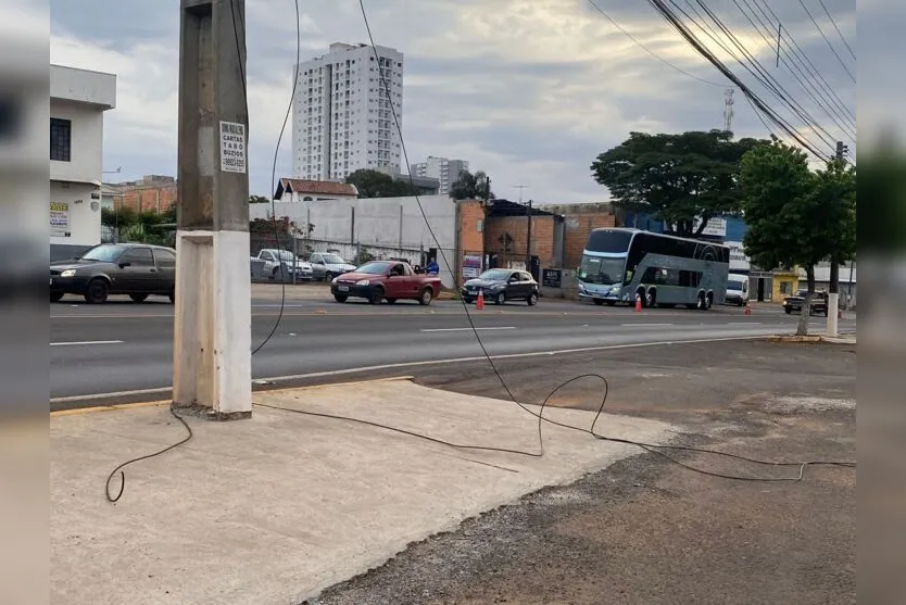 Carreta-cegonha atinge fiação na Minas Gerais e prejudica trânsito