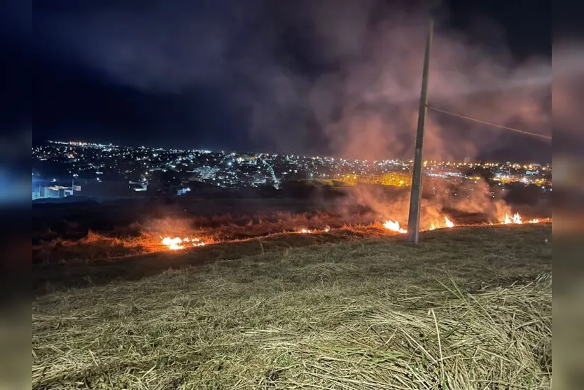 Conforme o Corpo de Bombeiros, pelo menos um incêndio florestal é registrado por dia em Apucarana nesta época 