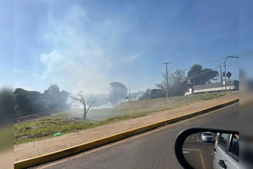  Conforme o Corpo de Bombeiros, pelo menos um incêndio florestal é registrado por dia em Apucarana nesta época 