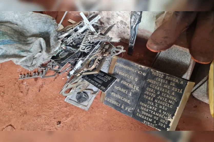  Criminosos invadiram o local para roubar peças metálicas e depredar os túmulos 