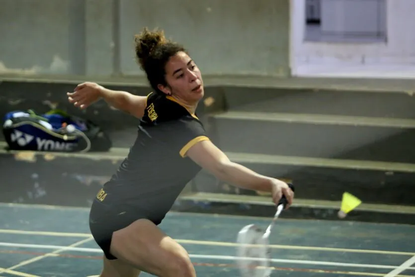 Disputas do badminton movimentam a quadra de esportes do 'Cerávolo'