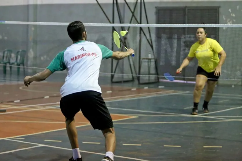 Disputas do badminton movimentam a quadra de esportes do 'Cerávolo'