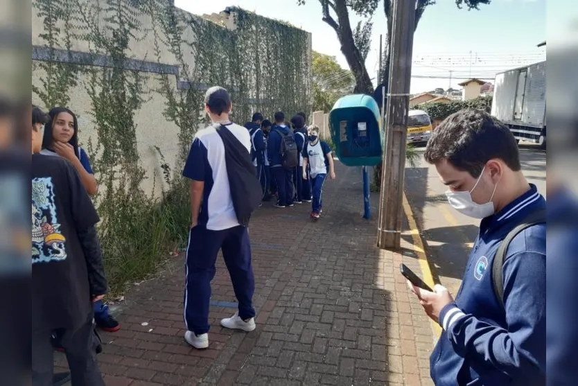  Estudante Flávio Pereira de Miranda usa celular ao lado de orelhão em Apucarana 