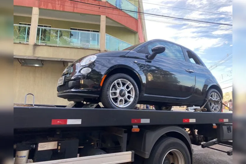  Fiat 500, da cor preta foi deixado no local após as 13h desta quinta-feira 