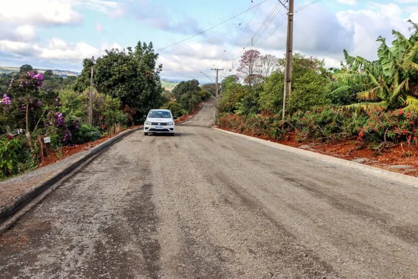  Já na segunda parte dos trabalhos, o asfalto chegou para mais quatro vias internas da Vila Rural 