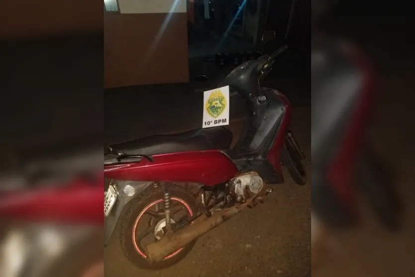  O segundo responsável pelo roubo chegou em uma motocicleta Honda Biz vermelha 