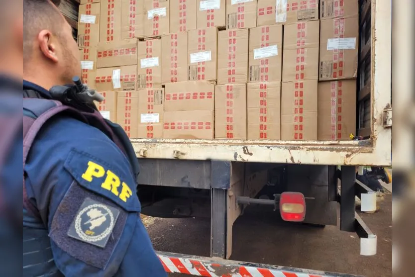 PRF apreende caminhão carregado com cigarros no Paraná; Veja