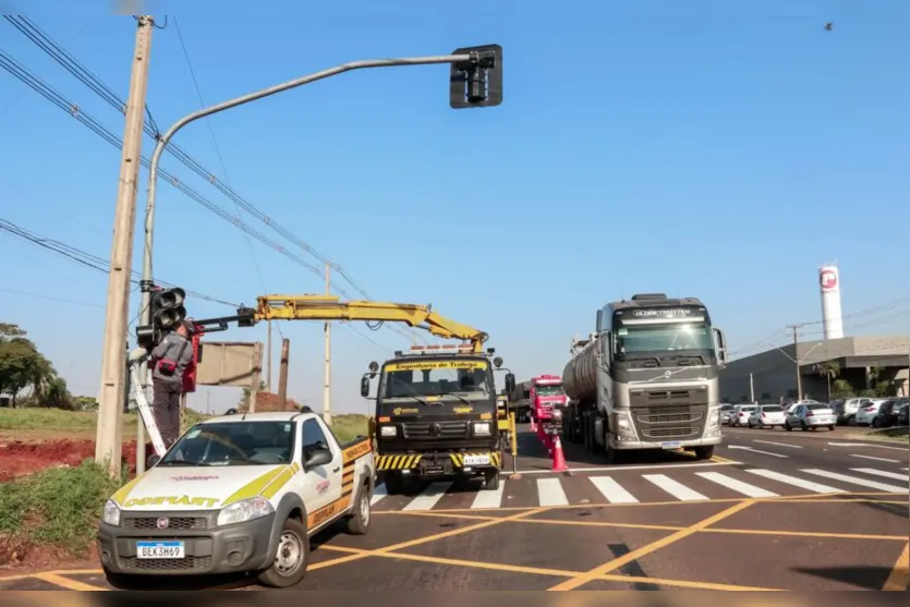 Conjunto de semáforos é instalado na Avenida Minas Gerais