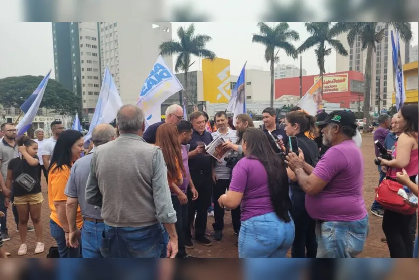 Álvaro Dias reúne apoiadores no centro de Apucarana