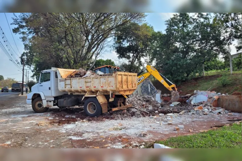 Antigo módulo da Polícia Militar é demolido em Apucarana; veja