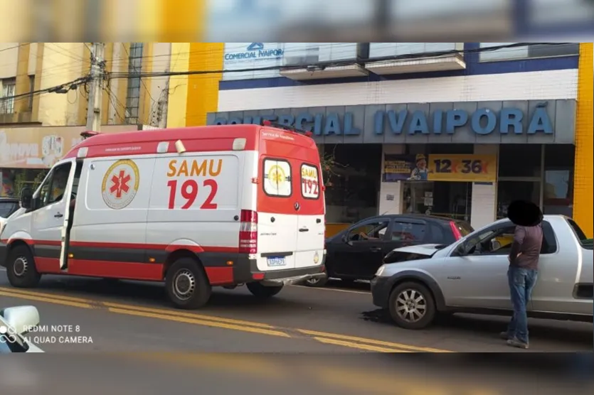 Ambulância do Samu se envolve acidente na Avenida Curitiba