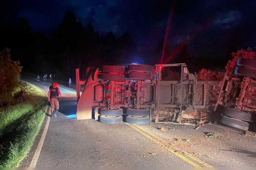  Cinco pessoas morrem após acidente entre carros e caminhão carregado de toras 