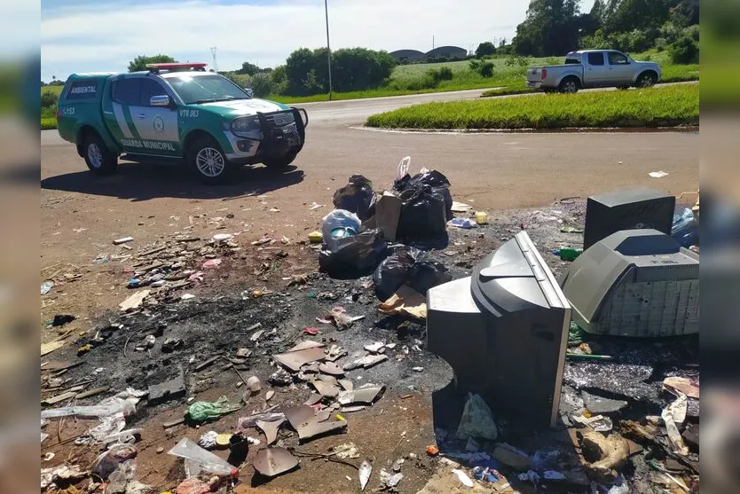  Lixo foi jogado em rua de Arapongas 