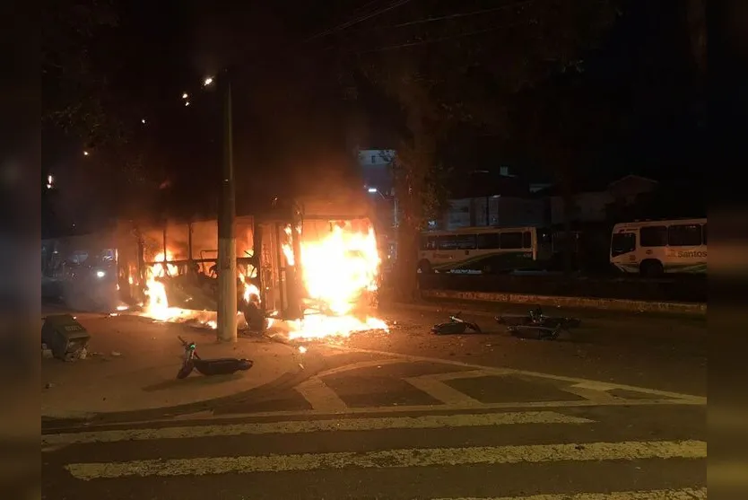  Vários veículos foram incendiados pela torcida 