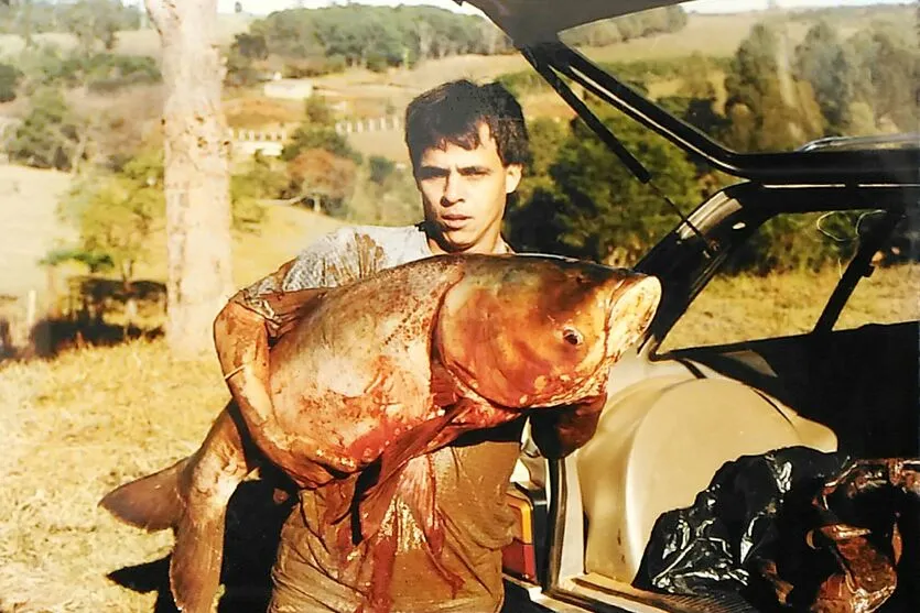  Morador fotografado pela Tribuna na época com o peixe 