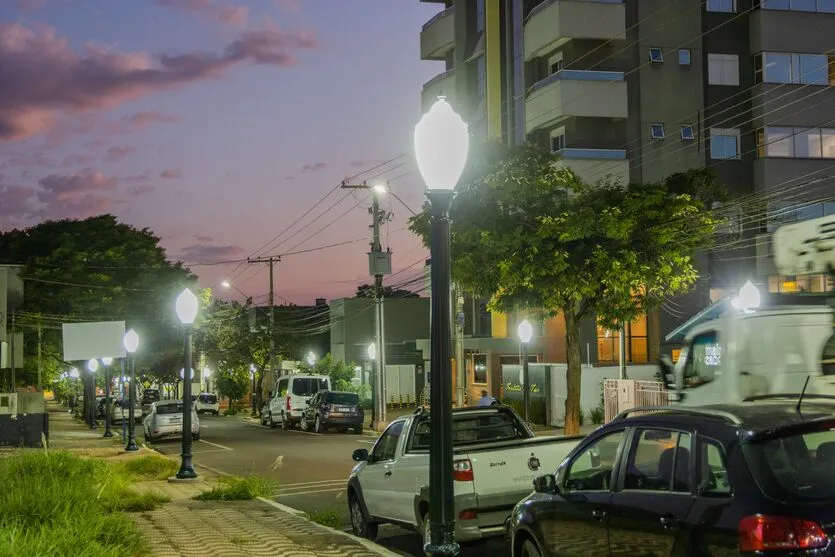 Prefeitura conclui instalação de nova iluminação em rua gastronômica