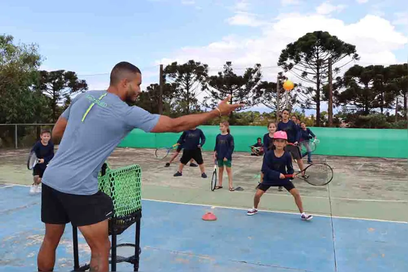  Aulas de tênis grátis garante inclusão de crianças e adolescentes 