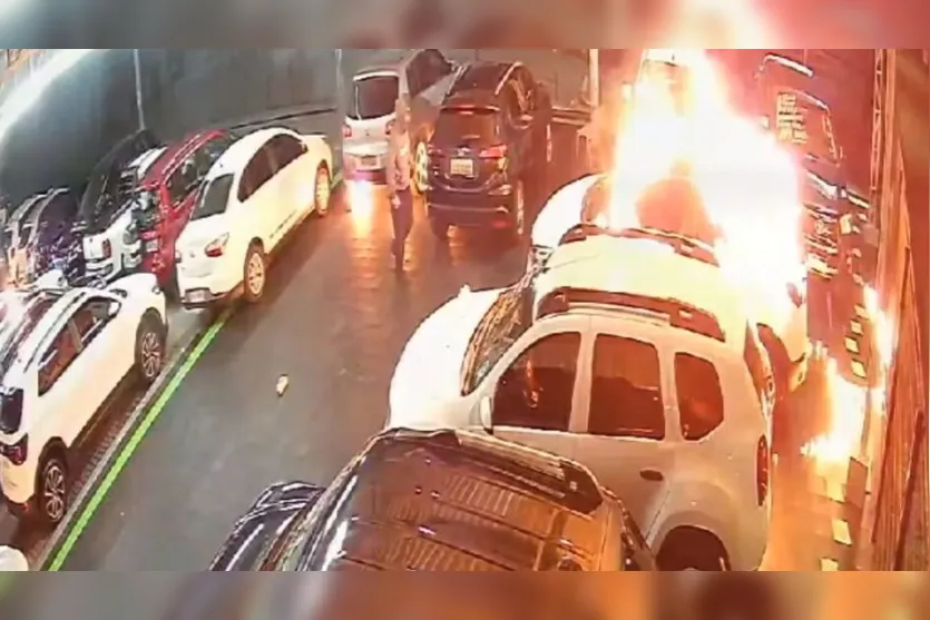 Incêndio em loja de carros destrói 70 veículos; veja vídeo