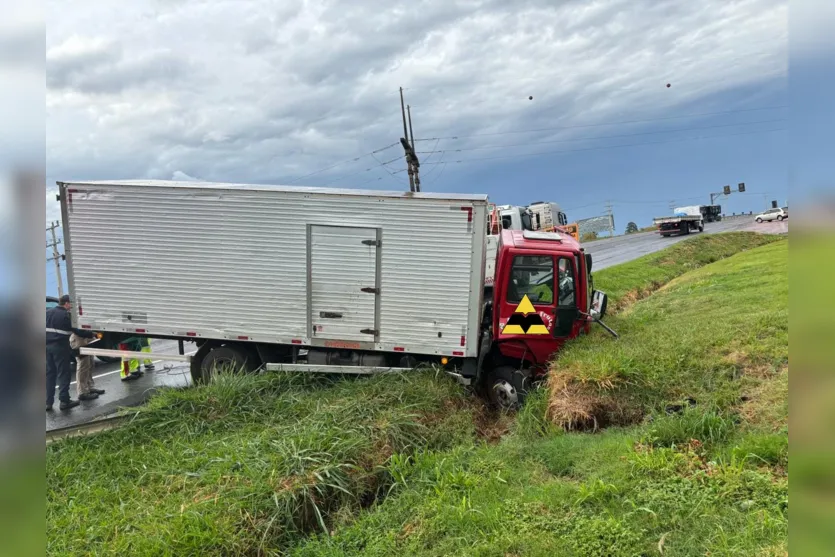  Acidente entre carro e caminhão na PR-444 deixa caminhoneiro ferido 