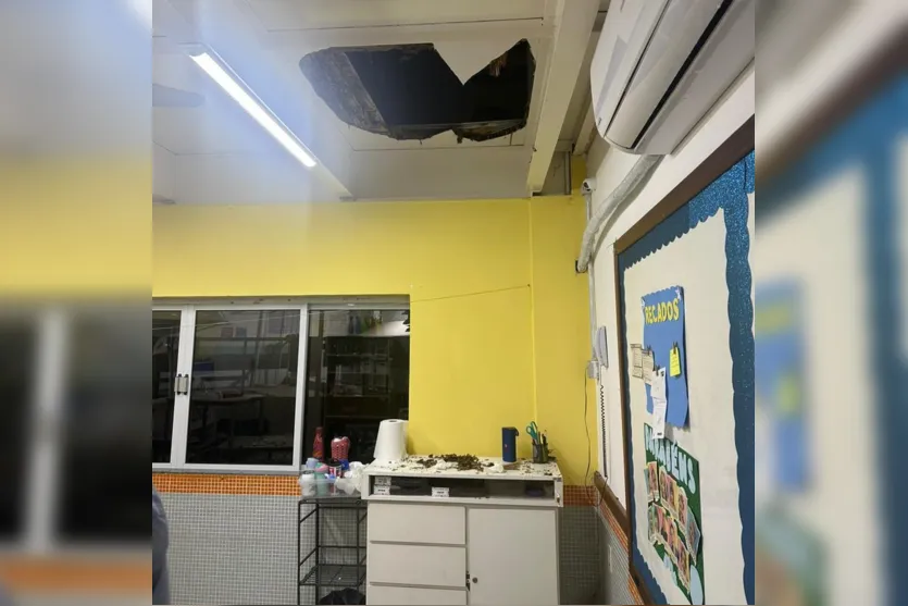  Buraco que se formou no teto da sala de aula 