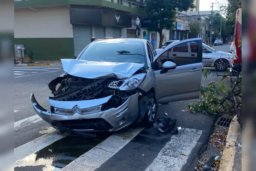  Veículo sobe em calçada e quase invade bar após colisão em Apucarana 